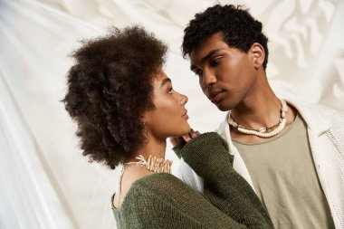 Çiftler birbirlerine sevgiyle bakar, sıcak, sanatsal bir ortamda şefkat ve tarz gösterirler..