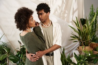 Sıcak bir mekanda, şık genç bir çift aşklarını canlı bitkiler ve yumuşak dokular arasında paylaşır..