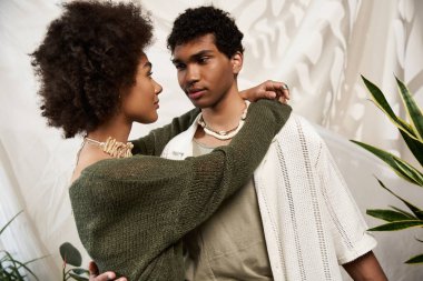 Genç bir çift, aşklarını ve benzersiz tarzlarını sergilerken huzurlu bir anı paylaşıyor..