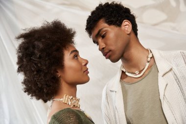 Tarz sahibi çiftler birbirlerinin gözlerine bakar. Samimi bir atmosferde sevgi ve sıcaklık yayarlar..