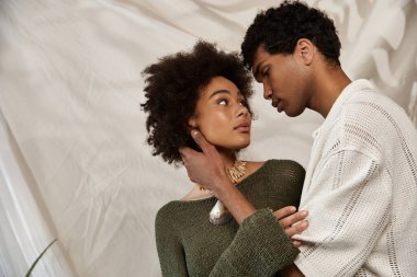 Çift gözünün içine bakar, yumuşak dokularla çevrili, sevgi ve sıcaklık saçar..