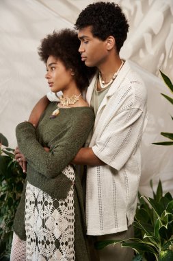 Yeşillik ve sıcaklıkla dolu huzurlu bir ortamda sevgi dolu genç bir çift..