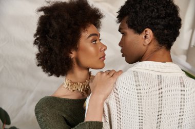 Genç bir çift sıcak ve yumuşak bir atmosferde sevgi dolu bakışlar atıyor..