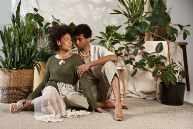 Kapalı bir bahçede aşk dolu bakışlar, romantizm ve tarz saçan bir çift..