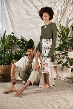 Şık bir çift, sıcak bir anın tadını çıkarır. Kapalı bir bahçede, sevgi ve neşe saçarak..