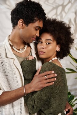 Genç bir çift, sıcak ve estetik bir ortamda yakalanırken sevgi saçar..