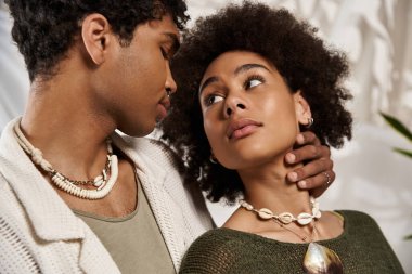 Çiftler, romantizm ve şefkat saçan şık ve davetkar bir mekanda tatlı bir etkileşimden hoşlanırlar..