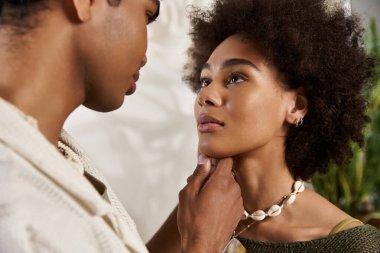 Tarz sahibi çiftler birbirlerinin gözlerine derin derin bakarlar. Genç aşklar ve sıcaklıklar saçarlar.