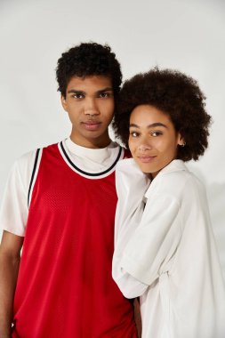 Sevgi dolu bir çift, neşe ve gençlik dolu bir romantizm içinde, modaya uygun bir yerde kucaklaşır..