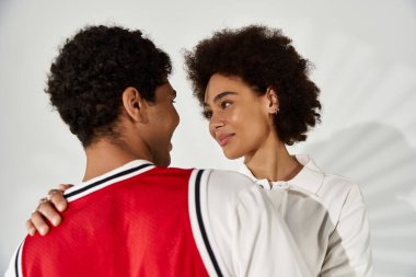 Tarz sahibi genç bir çift, birbirine sevgi ve şefkat saçan samimi bir andan zevk alır..