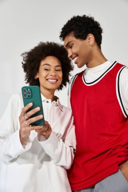 Akıllı telefonlarında moda kıyafetlerin keyfini çıkarırken birkaç gülümseme ve yakınlaşma..