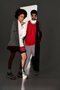 Genç bir çift şık bir ortamda birlikte poz veriyor, aşklarını ve benzersiz modalarını sergiliyorlar..