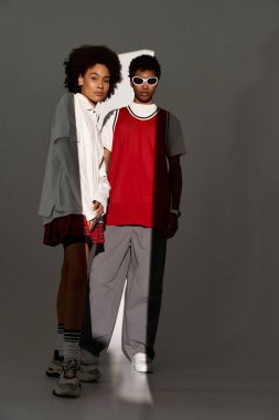 Şık bir çift bir arada durur, sevgi ve güven yayarlar ışık ve gölgenin eğlenceli bir karışımına.