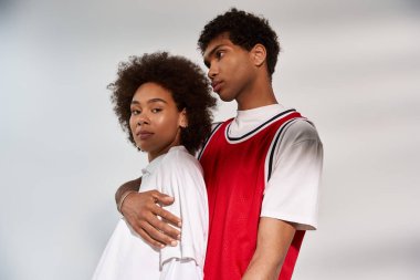 Genç çift sevgilerini modern bir ortamda, göz alıcı bir romantizmle ifade ediyor..