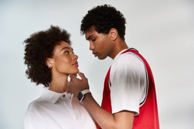 Modaya uygun bir çift birbirine sevgiyle bakar, romantizm ve tarz yayar..