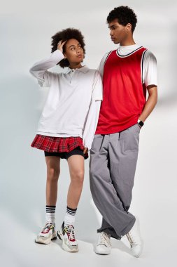 Modayı takip eden genç bir çift, hafif bir stüdyoda aşklarını sergiliyor..