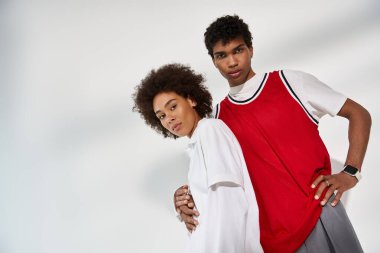 Genç bir çift modern bir mekanda kucaklaşır, sevgi ve tarz yayarlar..