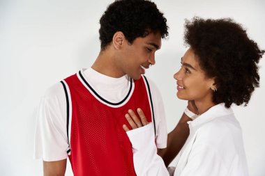 İki genç birey, sevgilerini modern, parlak bir mekanda ifade eder. Mutluluk yayarlar..