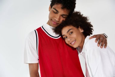 Tarz sahibi çift, modern bir atmosferde birbirlerine sevgi ve neşe saçarak sarılır..