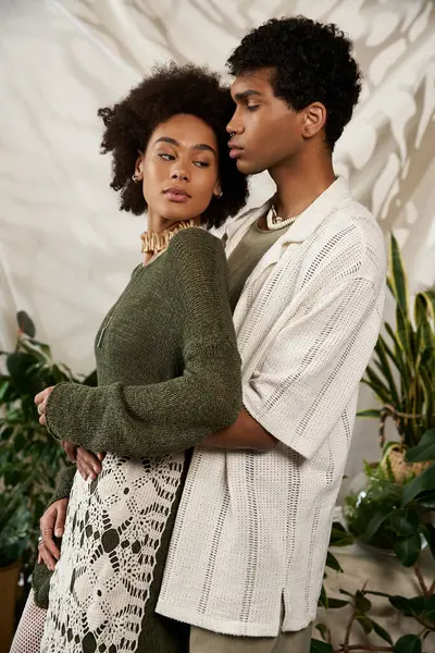 Tarz sahibi ikili, doğal ve estetik bir ortamda sevgi ve sıcaklık saçan hassas bir anı paylaşıyor..