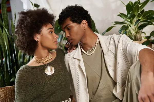 Genç çiftler yemyeşil ve sıcak bir atmosferle çevrili olarak birbirlerinin gözlerinin içine bakarlar..