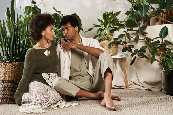 Genç bir çift sıcak, bitki dolu bir odada sevgi dolu bir anı paylaşıyor..