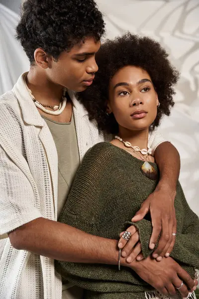 Genç bir çift sıcak ve sanatsal bir ortamda sevgiyle kucaklaşır. Romantizm ve neşe saçar..