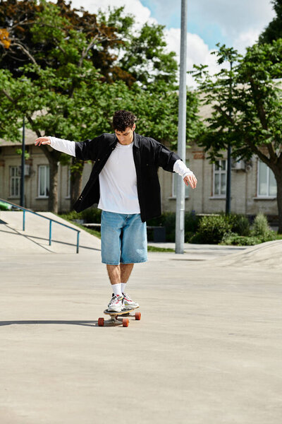 Молодой фигурист без особых усилий скользит на своей доске в ярком парке под ясным небом.