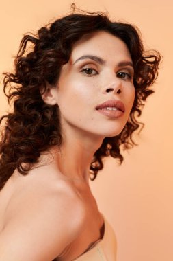 Genç bir kadın, güneşli bir günün sıcaklığını kucaklarken canlı yaz modasını sergiliyor..