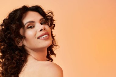 Parlak yaz günü, modaya uygun giyinmiş, neşe saçan genç bir kadının güzelliğini arttırır..