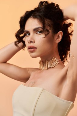 Güzel genç bir kadın moda anlayışını moda kıyafetleri ve aksesuarlarla sergiliyor..