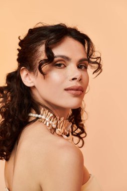 Güzel genç bir kadın zarif poz veriyor, eşsiz yaz modasını ve ışıltısını sergiliyor..