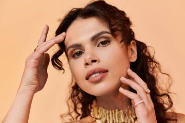 Bu yaz ışıl ışıl bir kıyafet içinde ışıl ışıl genç bir kadın ışıl parlıyor..