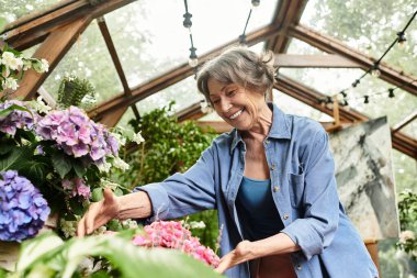 Sunbae, gün boyunca yemyeşil bir bahçede renkli çiçeklerle ilgilenirken ışıl ışıl gülümsüyor..