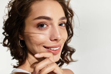 Zarif makyajlı genç bir kadın doğal güzelliğini ve çekiciliğini ön plana çıkarıyor..