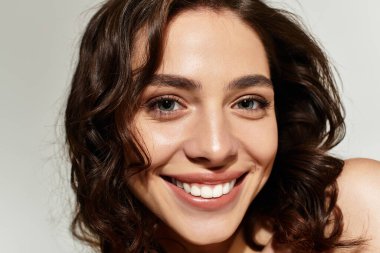 Bu çarpıcı genç kadın zarif poz verirken ustalıkla makyaj yaparak güzelliğini sergiliyor..