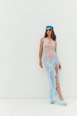 Parlak bir yaz günü, genç ve güzel bir kadınla çarpıcı bir kıyafet modelliyor, neşe ve tarz saçıyor..