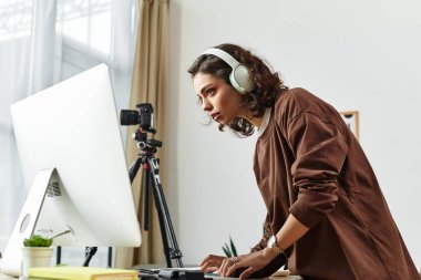 Genç bir kadın, bir fotoğrafçı olarak özenle evden çalışıyor..