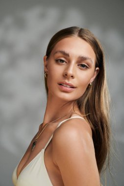 Çekici genç bir kadın yazın bronz teniyle doğal güzelliğini sergiliyor..