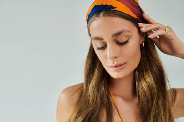 Genç bir kadın yaz kıyafetleri içinde zarif bir şekilde poz veriyor. Stüdyo ortamında güzellik ve tarz yayıyor..