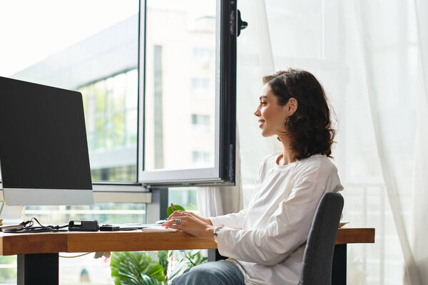 Самоотверженный фрилансер с вьющимися волосами погружается в работу дома, наслаждаясь ярким рабочим пространством.