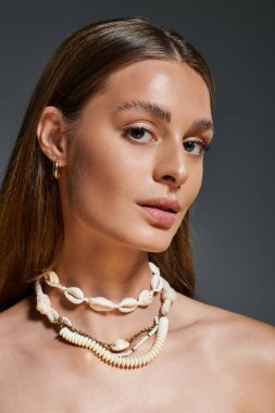 Bir stüdyo ortamında, genç bir kadın yaz stilini zarafet ve cazibeyle sergiliyor..