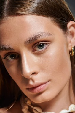 Bronz tenli güzel bir kadın yaz tarzını sergileyerek özgüvenle poz veriyor..