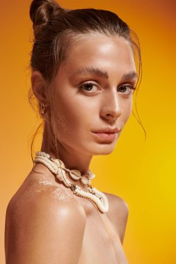 Çekici genç bir kadın yaz kıyafetiyle özgüvenle poz verir. Ilık ve güzellik saçar..