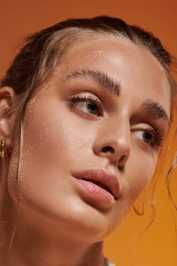 Stüdyoda bronz tenli genç bir kadın..