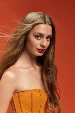 Genç kadın uzun saçlarıyla zarifçe poz veriyor..