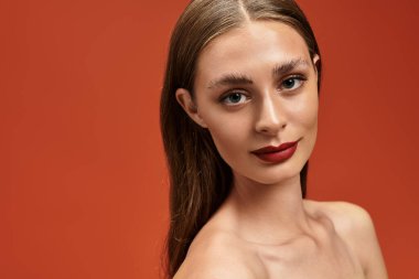 Büyüleyici genç bir kadın cazibesini ve zarafetini cesur bir şekilde, ışıl ışıl bir gülümsemeyle sergiliyor..