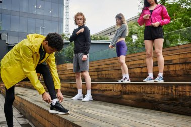 Aktif ve sportif bireyler, grup çalışması için ayakkabılarını dışarıda bağlarlar..