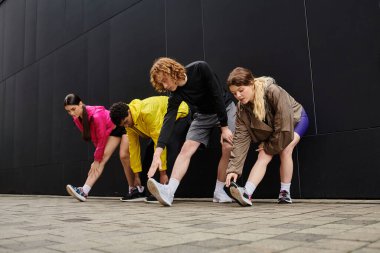 Bir grup genç sporcu güneşli bir günde açık hava sporu yapmak için bir araya gelirler..