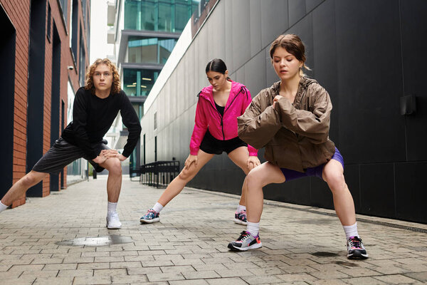 Динамичная группа молодых людей, выступающих в современных городских переулках.